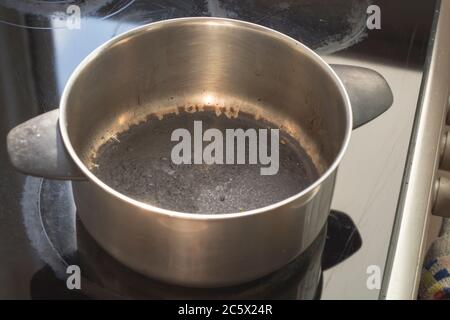 Vuoto bruciato la pentola con fondo nero Foto Stock