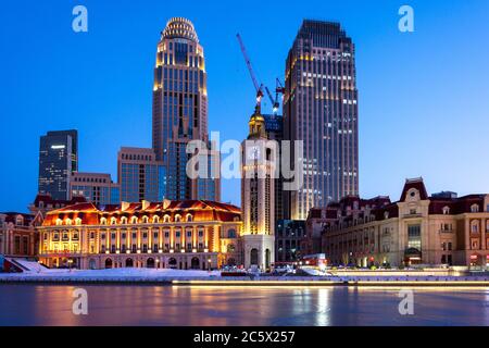 Tianjin / Cina - 14 febbraio 2016: Vista serale del vecchio lungomare di Tianjin e del fiume Frozen Haihe Foto Stock