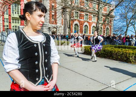 New York City, NYC NY Statua della libertà National Monument, Ellis Island Immigration Museum, sito storico, Scots Guards of New Jersey, donna donna donna donna donna a Foto Stock