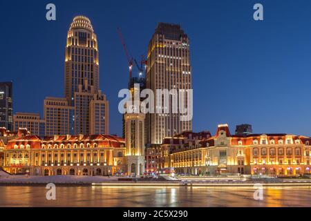 Tianjin / Cina - 14 febbraio 2016: Vista serale del vecchio lungomare di Tianjin e del fiume Frozen Haihe Foto Stock