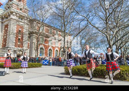 New York City, NYC NY Statua della libertà National Monument, Ellis Island Immigration Museum, sito storico, Scots Guards of New Jersey, donna donna donna donna donna a Foto Stock