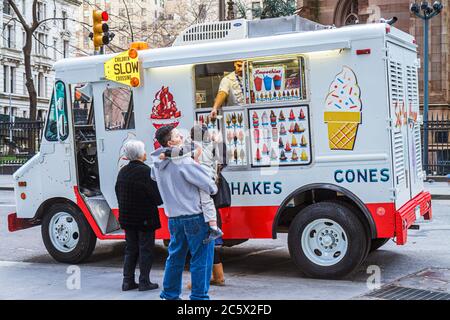 New York City, NYC NY Lower, Manhattan, Financial District, FIDI, Broadway, Street, venditori bancarelle bancarelle mercato stand, gelato camion, cono Foto Stock