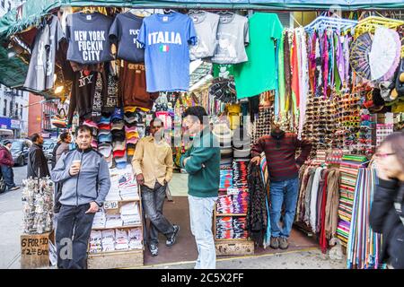 New York,New York City,NYC,Lower,Manhattan,Chinatown,Canal Street,Asian Asians etnia immigranti minoranza,uomo uomini maschio adulti,a buon mercato così Foto Stock