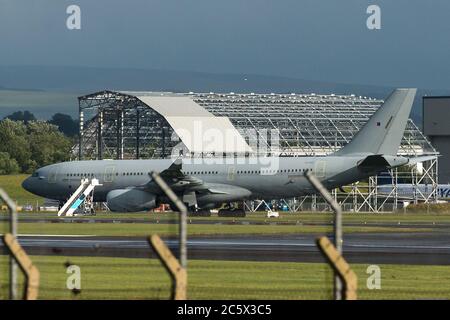 Prestwick, Scozia, Regno Unito. 5 luglio 2020. Nella foto: Royal Air Force (R.A.F) Voyager Aircraft (Reg Z343), un trasporto aereo di rifornimento per la RAF, visto all'aeroporto internazionale Prestwick di Glasgow dopo appena atterrato. Vista sul asfalto all'esterno dell'hangar Ryanair con le strisce aeree posizionate accanto all'aereo. Credit: Colin Fisher/Alamy Live News Foto Stock