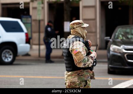 Un membro della Guardia Nazionale DC si trova all'angolo tra la 14th Street e Vermont Street per monitorare le proteste in calore ondato, Washington, DC, Stati Uniti Foto Stock