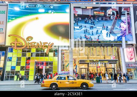 New York City,NYC NY Midtown,Manhattan,Times Square,Theatre District,insegna illuminata,LED animato,Disney,Forever 21,store,negozi,aziende,distretto, Foto Stock