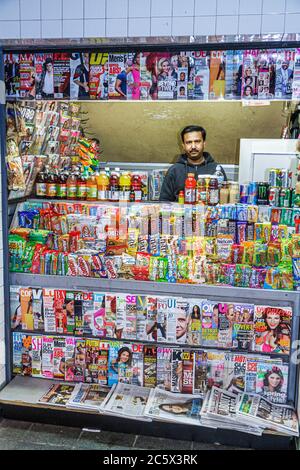 New York City, NYC NY Manhattan, Midtown, MTA, New York City, sistema della metropolitana, stazione di Times Square, edicola, riviste, quotidiani, spuntini, spuntini, drink dri Foto Stock