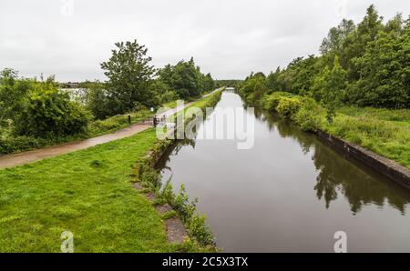 Guardando lungo il ramo di Leigh del canale di Liverpool di Leeds visto in una giornata bagnata nel luglio 2020. Foto Stock