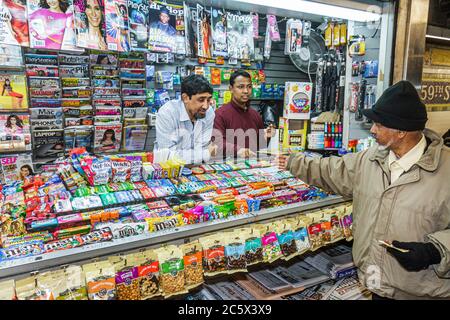 New York City, NYC NY Manhattan, Midtown, MTA, New York City, sistema della metropolitana, 59th Street Station, edicola, riviste, quotidiano, spuntini, cibo per spuntini, gengive, caramelle Foto Stock