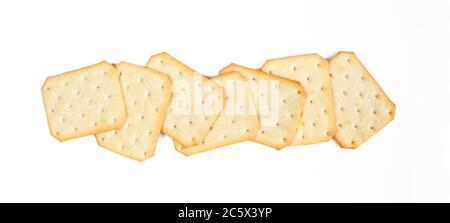 Gruppo di cracker asciutti isolati su sfondo bianco. Spuntini salati di biscotto Foto Stock