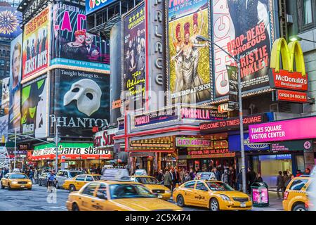 New York, New York, New York, Midtown, Manhattan, Times Square, quartiere dei teatri, Broadway, cartelli illuminati, spettacoli, pubblicità, Phantom, Priscilla, scena di strada, taxi, tasse Foto Stock