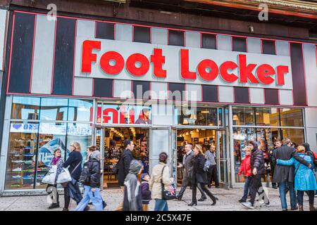 New York,New York City,NYC,Manhattan,Midtown,Times Square,storefront,ingresso,cartelli,Foot Locker,catena,calzature atletiche,fronte,shopping shopper Foto Stock