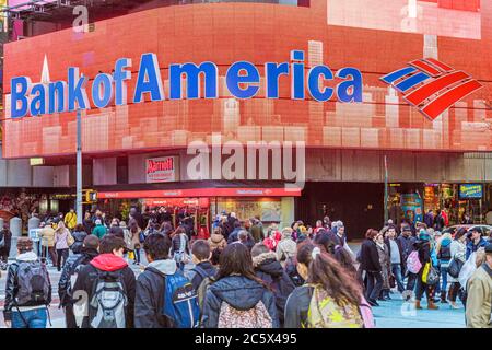 New York City,NYC NY Manhattan,Midtown,Times Square,insegna illuminata,LED,Bank of America,scena stradale,attraversamento,affollato,gruppo,NY110405076 Foto Stock