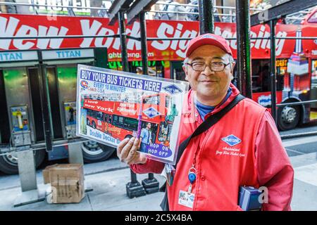 New York City,NYC NY Manhattan,Midtown,Times Square,Gray Line,autobus a due piani,pullman,tour,autista,pubblicità,biglietti,uomo uomini maschio adulti,maturo,v Foto Stock