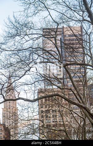 New York,New York City,NYC,Manhattan,Midtown,42nd Street,Bank of America Tower,alberi senza fronzoli,crepuscolo,sera,edificio Chrysler,grattacielo alto Foto Stock