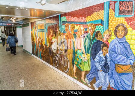 New York City,NYC NY Manhattan,Midtown,MTA,New York City,sistema della metropolitana,Times Square Station,1 2 3 N Q R S Highway Route,murale in vetro mosaico,Jack Beal,A. Foto Stock