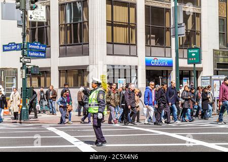 New York City,NYC NY Manhattan,Midtown,7th Seventh Avenue,West 34th Street,Street scene,attraversamento,donna nera donne adulti adulti,poliziotto,traff Foto Stock