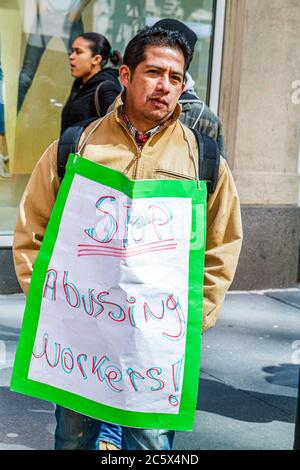 New York City,NYC NY Manhattan,Midtown,Times Square,disputa del lavoro,picketing,protesta del lavoratore,picketer,strada,marciapiede,insegna manoscritta,uomini ispanici Foto Stock