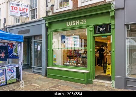 Un ramo di vendita lussureggiante di cosmetici fatti a mano in East Street, Chichester. Foto Stock