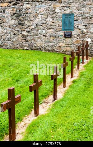 Tombe, nella chiesa di Sant'OLAF, Balliasta, nello Shetland, di 8 marinai norvegesi uccisi quando SS Hop da Bergen in Norvegia è stato silurizzato il 4 febbraio 1940. Foto Stock