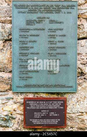 Memoriale alla chiesa di San OLAF, Balliasta a Shetland, a 8 marinai norvegesi uccisi quando SS Hop da Bergen in Norvegia è stato silurizzato il 4 febbraio 1940. Foto Stock