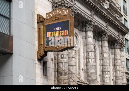 Marchese del Lyceum Theatre di New York City che mostra "solo Intermissione" durante la sua chiusura nel 2020 a causa della pandemia di Coronavirus Foto Stock