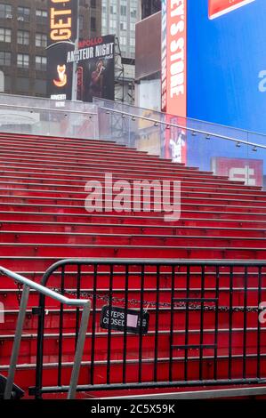 Red Stairs a Times Square, New York City, chiuso durante la pandemia di Coronavirus nel maggio 2020 Foto Stock