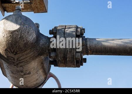 Valvola a saracinesca all'imboccatura di un pozzetto per gas. Collegamento flangia con prigionieri montati in modo non uniforme. Foto Stock