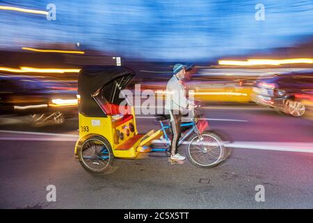 New York City,NYC NY Manhattan,Midtown,Central Park South,Pedi Cab,taxi,man powered,bicicletta,bicicletta,equitazione,ciclismo,motociclista,cart a tre ruote,trasporto Foto Stock