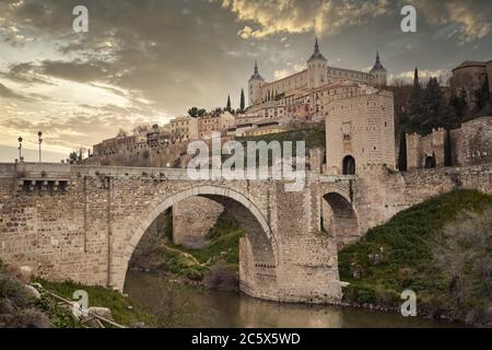 Toledo in Spagna con il fiume Tago e il ponte romano Puente de Alcantara. Famoso sito Patrimonio dell'Umanità dell'UNESCO. Foto Stock
