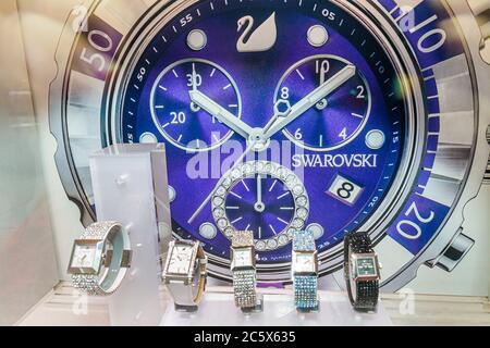 New York City,NYC NY Manhattan,Midtown,Times Square,vetrina,donna,orologi da uomo,Swarovski,azienda austriaca,shopping shopper negozi Foto Stock