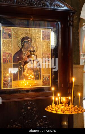 TBILISI, GEORGIA - 23 SETTEMBRE 2018: Candele di cera bruciate in un candelabro di fronte all'icona ortodossa della Madre di Dio nella Cattedrale di Sioni Foto Stock