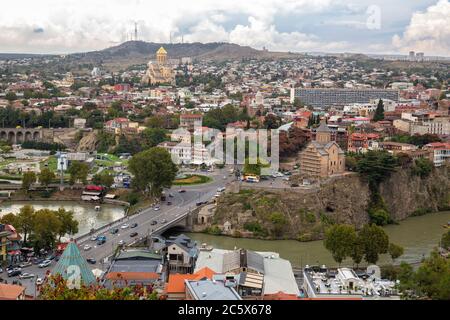 TBILISI, GEORGIA - 23 SETTEMBRE 2018: Vista panoramica aerea della città vecchia di Tbilisi. La vecchia chiesa di Metekhi e la nuova cattedrale della Trinità Foto Stock