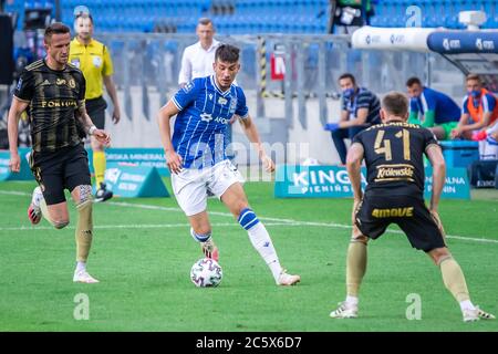 Tomas Pekhart di Legia Warszawa e Jakub Moder di Lech Poznan sono visti in azione durante la partita polacco PKO Ekstraklasa tra Lech Poznan e Legia Warszawa allo stadio municipale di Poznan.(Punteggio finale; Lech Poznan 2:1 Legia Warszawa) Foto Stock