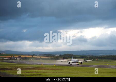 Prestwick, Scozia, Regno Unito. 5 luglio 2020. Nella foto: Royal Air Force (R.A.F) Voyager Aircraft (Reg ZZ343), un trasporto aereo di rifornimento per la RAF, visto in partenza dall'aeroporto internazionale Prestwick di Glasgow dopo un breve soggiorno dove è atterrato meno di un'ora prima. Credit: Colin Fisher/Alamy Live News Foto Stock