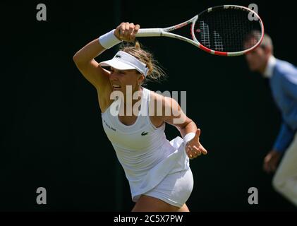 Anet Kontaveit dell'Estonia in azione durante il primo round del torneo di tennis Grand Slam 2019 dei Campionati di Wimbledon Foto Stock