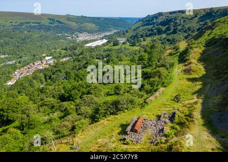 Abbandonati caldaie industriali e volani dell'epoca vittoriana da un lungo periodo di ferri chiusi. Ebbw vale, Galles del Sud, Regno Unito Foto Stock