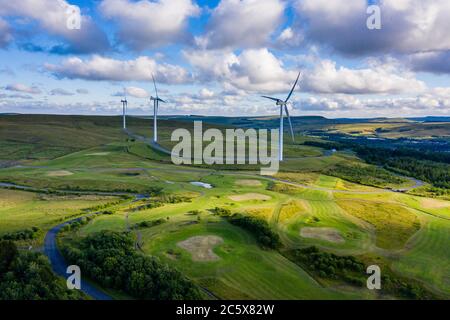 Un drone aereo ha sparato diverse turbine eoliche ad energia pulita in un'area rurale del Galles del Sud, Regno Unito Foto Stock