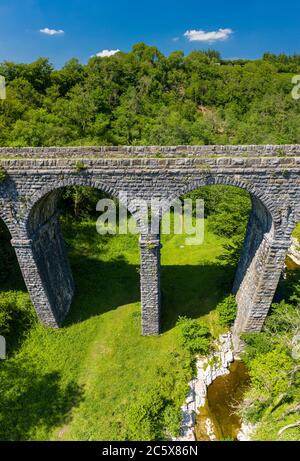 Panorama verticale aereo di un vecchio viadotto vittoriano in una bella cornice rurale (Pontsarn, Galles, Regno Unito) Foto Stock