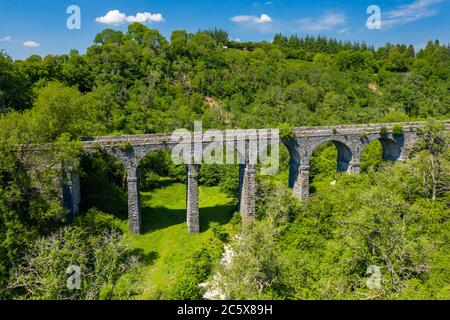 Vista aerea del drone di un viadotto di epoca vittoriana in una bella valle verde (Pontsarn Viadotto, Brecon Beacons, Galles) Foto Stock