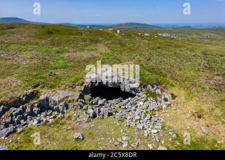 Vista aerea dell'ingresso di un sistema di grotte sotterranee sulla remota brughiera (Chartist Cave, Galles, Regno Unito) Foto Stock