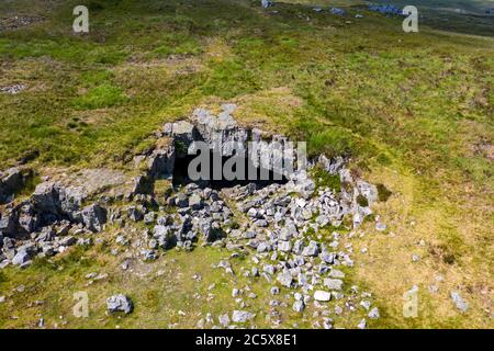 Vista aerea della storica grotta Chartist sulla brughiera isolata del Galles del Sud, Regno Unito Foto Stock