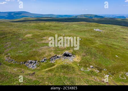 Vista aerea dell'ingresso di un sistema di grotte sotterranee sulla remota brughiera (Chartist Cave, Galles, Regno Unito) Foto Stock