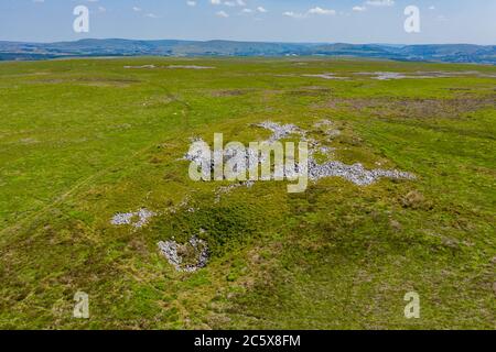 Vista aerea delle buche di roccia e delle buche di lago dai sistemi di grotte crollate sulla remota brughiera (Llangynidr Moors, Galles del Sud, Regno Unito) Foto Stock