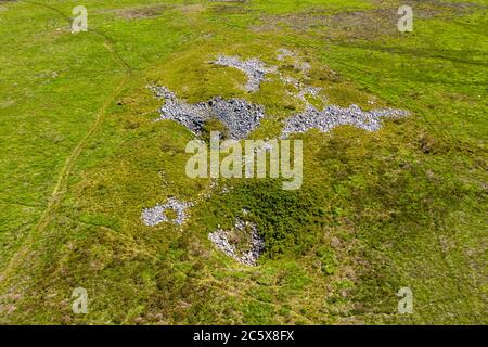Vista aerea delle buche di roccia e delle buche di lago dai sistemi di grotte crollate sulla remota brughiera (Llangynidr Moors, Galles del Sud, Regno Unito) Foto Stock