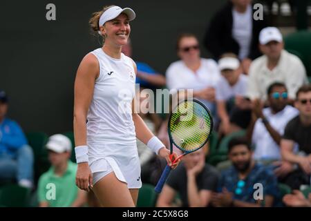 Beatriz Haddad Maia del Brasile in azione durante la sua prima partita al torneo di tennis del Grand Slam 2019 Wimbledon Championships Foto Stock