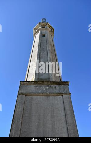 Guardando verso il faro sull'isola di Alcatraz con cielo blu chiaro. Baia di San Francisco, California Foto Stock