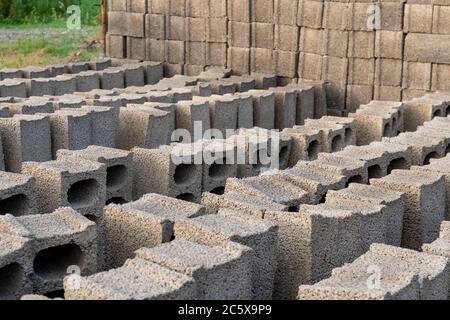 pile di blocchi di cemento grigio a terra Foto Stock