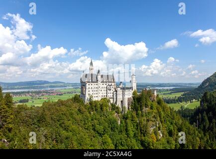 Il Castello di Neuschwanstein è un palazzo romanico del XIX secolo, situato su una collina aspra sopra il villaggio di Hohenschwangau, vicino a Füssen, nella parte sud-occidentale di Bavari Foto Stock