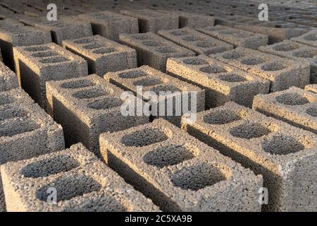 pile di blocchi di cemento grigio a terra Foto Stock